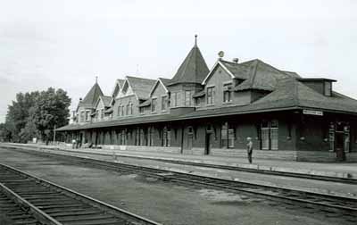 General view of the façade facing the platform, 1972. © Parcs Canada / Parks Canada, 1972.