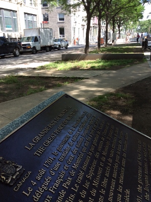Plaque de la Commission des lieux et monuments historiques du Canada commémorant la Grande Paix de Montréal © Parcs Canada | Parks Canada, S. Desjardins, 2016.