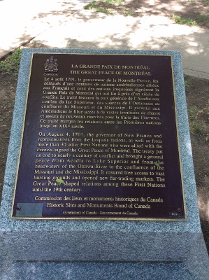 Plaque de la Commission des lieux et monuments historiques du Canada commémorant la Grande Paix de Montréal © Parcs Canada | Parks Canada, S. Desjardins, 2016.