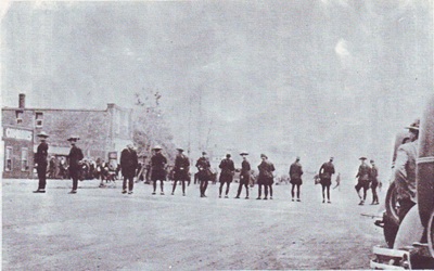A street scene during the Estevan riot of September 29, 1931. © PAS Photo R-B14216 (1)-(5). Provincial Archives of Saskatchewan / PAS Photo R-B14216 (1)-(5). Archives provinciales de la Saskatchewan