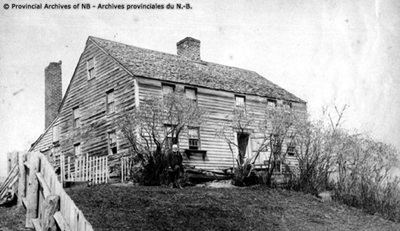 La seule maison sauvée lors de l'incendie de Miramichi en 1825, avec M. John Niven à l'extérieur, date inconnue. © Provincial Archives of New Brunswick / P61-277  | Archives provinciales du Nouveau-Brunswick / P61-277