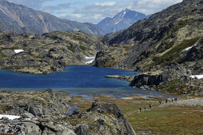 Vue générale de la piste Chilkoot, qui montre la nature de cet itinéraire, rude et exigeant, 2010. © Parks Canada Agency / Agence Parcs Canada, Adam Roth, 2010.