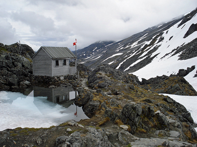 Vue générale de la piste Chilkoot, qui montre le confinement de la partie canadienne de la piste à l'intérieur d'une vallée naturelle, 2009. © Parks Canada Agency / Agence Parcs Canada, Michael Prochazka, 2009.