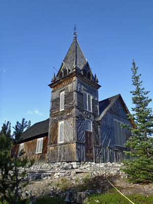 Vue générale de la piste Chilkoot, qui montre l'église presbytérienne à Bennett, 2009. © Parks Canada Agency / Agence Parcs Canada, Michael Prochazka, 2009.