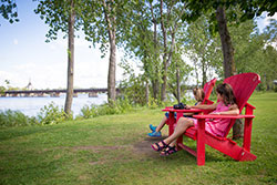 Kids sitting on red chairs installed at Chambly