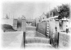 Locks 1, 2 and 3 of the Chambly Canal, empty, in 1904. Two lockeepers on the West side of lock 1.