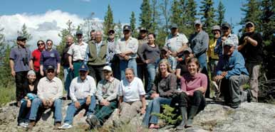 Le personnel du parc national du Canada Wood Buffalo, les aînés et les représentants autochtones de la région, de même que les conseillers scientifiques d'Environnement Alberta, du Fonds mondial pour la nature, de Canards illimités, d'Environnement Canada, de l'Université de l'Alberta, du gouvernement des Territoires-du-Nord-Ouest et du Programme de surveillance écologique du delta Peace-Athabasca partagent des récits et de l'information pendant une visite de reconnaissance sur le terrain à Egg Lake