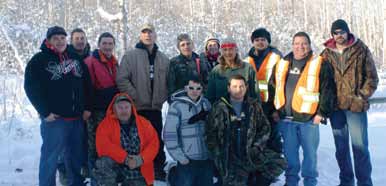 Des techniciens de la faune et membres des premières nations Keeseekoowenin Ojibway et Rolling River