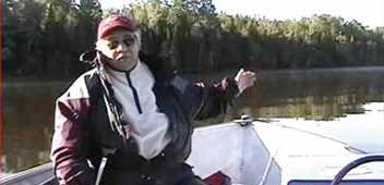 Joe Clair, Première nation Elsipogtog, conseiller du projet en matière de connaissances écologiques traditionnelles, indique un lieu de pêche traditionnel sur la rivière Richibucto