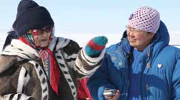 Qapik Attagutsiak en entrevue avec sa fille, Kataisee Attagutsiak, membre du personnel de Parcs Canada. Atelier sur les Lieux à caractère écologique et culturel du parc national du Canada Sirmilik, péninsule Borden, Nunavut.