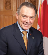 Ceci est une photographie de l’honorable Peter Kent, le ministre de l’Environnement et ministre responsable de l’Agence Parcs Canada.