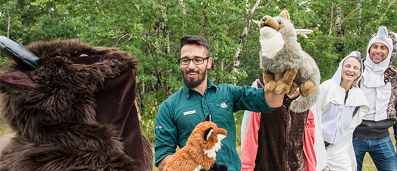 Un employé de Parcs Canada qui participe à un spectacle de marionnette animale