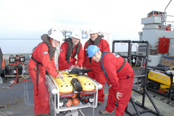 Membres de l’équipe ASI Ltd. avec le robot sous-marin