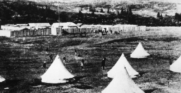 Photo historique du fort Walsh avec des tentes montées à l’avant-plan