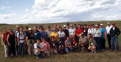 Enseignants de la Saskatchewan dans un champ en restauration au parc national du Canada des Prairies