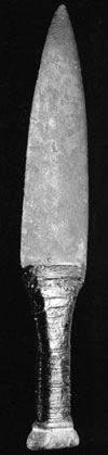 La dague du Chef Kw’eh, obtenue en prêt de la Première nation Nak’azdli