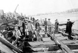Une dizaine de travailleurs oeuvrant à l'entretien du barrage de Carillon, sous la supervision de M. Pierre Girard, vers 1910.