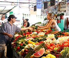 Kiosque de fruits et légumes frais : mille et un plaisirs du marché Atwater!