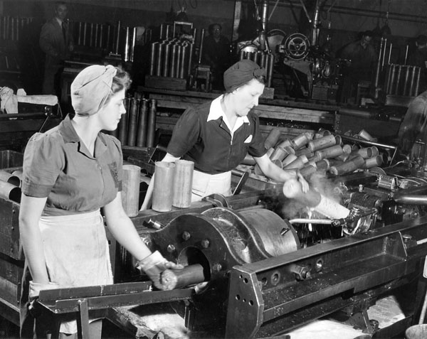 Femme manipulant des obus dans une usine vers 1940