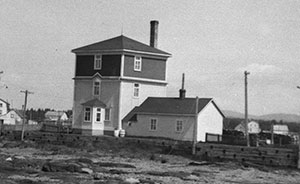 Image en noir et blanc de deux petits immeubles