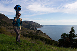 L'un des opérateurs du système de prise de vues Street View Trekker de Google au parc national des Hautes-Terres-du-Cap-Breton.