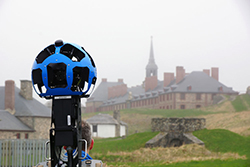 L'un des opérateurs du système de prise de vues Street View Trekker de Google à la Forteresse-de-Louisbourg. 