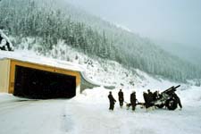 Une unité des forces armées canadiennes avec le canon howitzer de 105 mm pour contrôler les avalanches 
