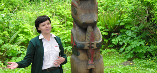Un interprète de Parcs Canada se tient près d’un poteau sur le sentier Nuu-chah-nulth