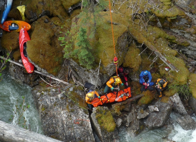 Les spécialistes de la Sécurité des visiteurs de Parcs Canada travaillant dans un endroit exigu, dans le canyon du ruisseau Redearth