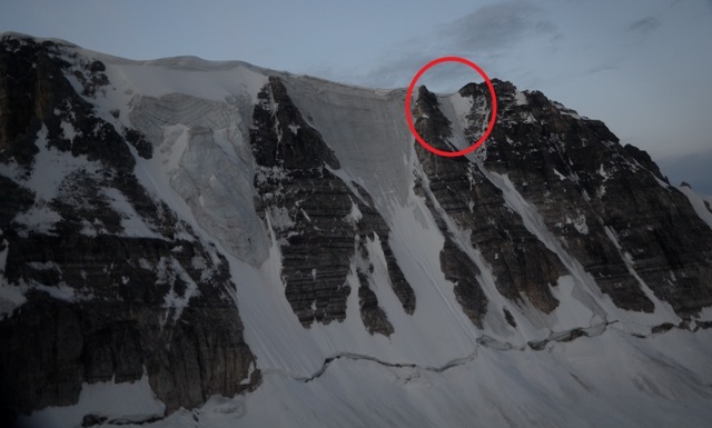 La paroi nord du mont Fay. Le cercle rouge montre le lieu approximatif de l’accident sur le parcours Roth-Kallen. Notez les grosses corniches qui surplombent encore tous les parcours de ce versant de la montagne.