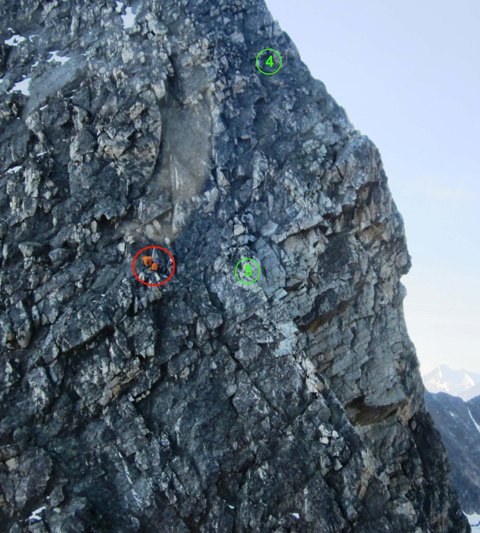 Les cercles verts montrent l’emplacement approximatif des points d’assurage. Le cercle rouge indique l’endroit où les alpinistes en détresse ont été pris en charge..