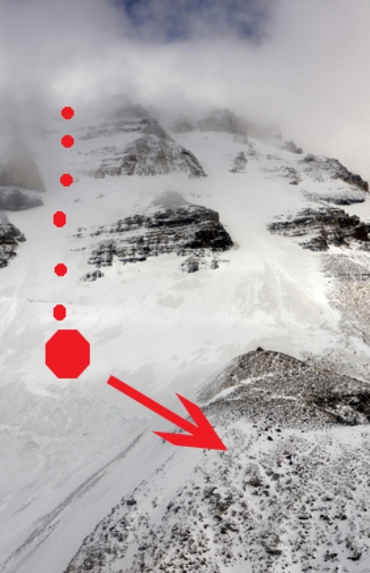 La paroi ouest du mont Lefroy.  L’alpiniste a glissé sur le sommet et a terminé sa chute au panneau d’arrêt rouge. Il a ensuite été transporté au refuge. 