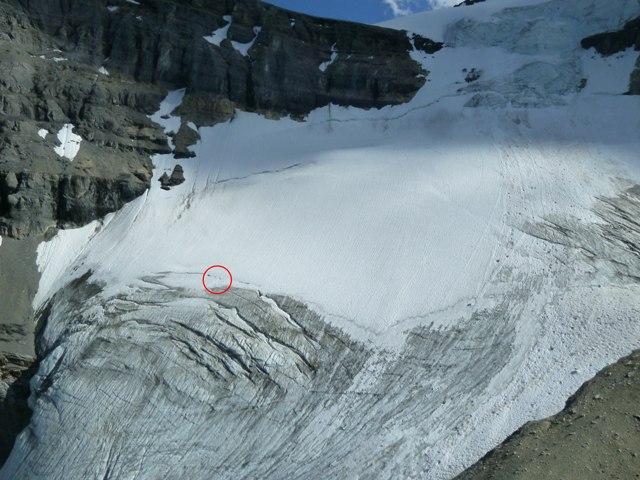 Le cercle rouge indique l’emplacement de la crevasse et le lieu du sauvetage subséquent.