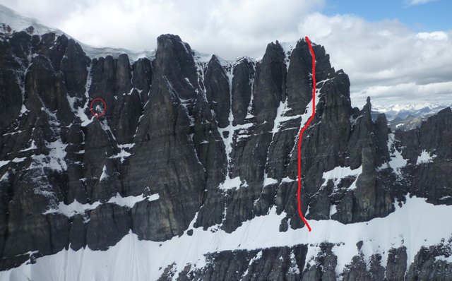 Le cercle rouge indique l’endroit hors parcours où se trouvaient les alpinistes, et la ligne rouge indique le parcours à suivre pour escalader les Black Towers.  