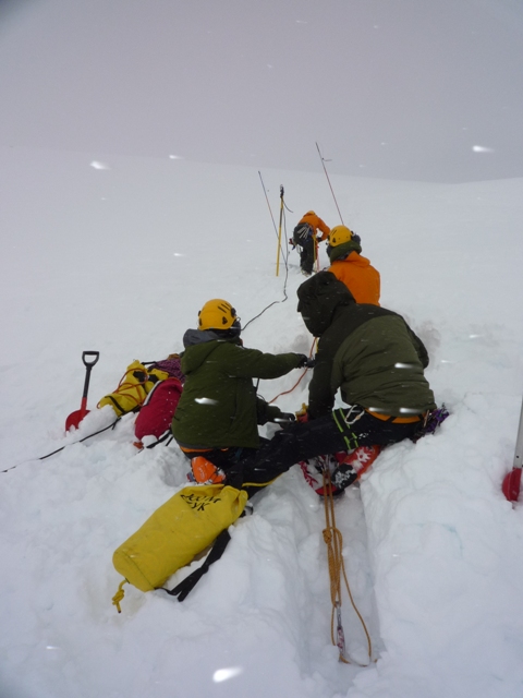 L’équipe de sauvetage de Parcs Canada se prépare à faire descendre un de ses membres dans la crevasse. 