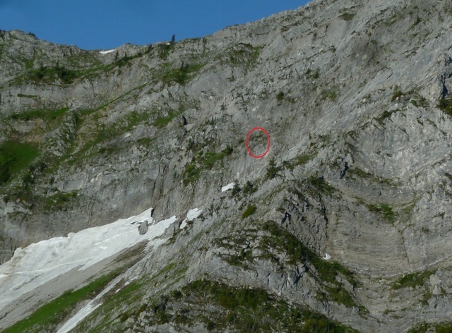 lieu du sauvetage. Le cercle rouge indique l’emplacement du grimpeur en détresse. 