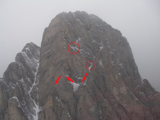 Descente du mont Louis. Les cercles indiquent la position des grimpeurs égarés, et les flèches, le bon parcours de descente.