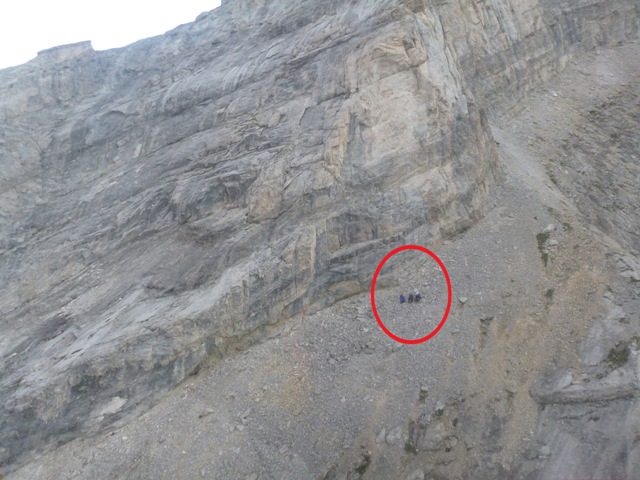Le lieu du sauvetage montrant la saillie d’éboulis sur laquelle les alpinistes ont passé la nuit. 