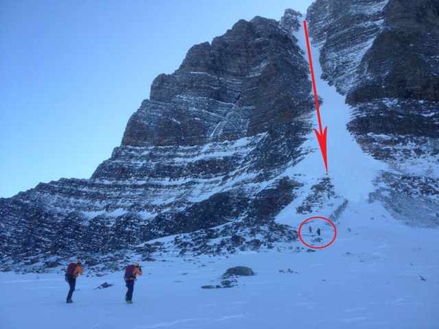 Deux spécialistes de la Sécurité des visiteurs s’approchent du lieu de l’accident. La flèche rouge montre l’endroit où le skieur a fait sa chute. 