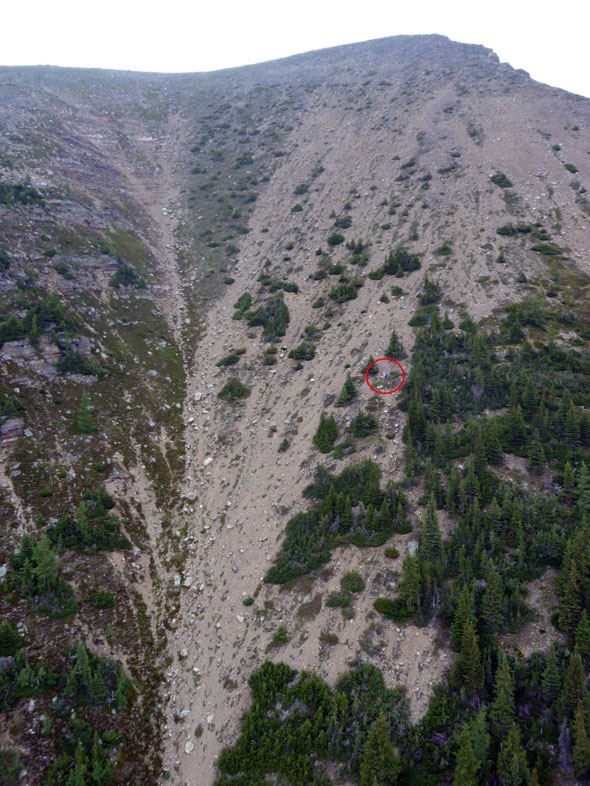 Les grimpeurs en détresse sont visibles dans le cercle en rouge.