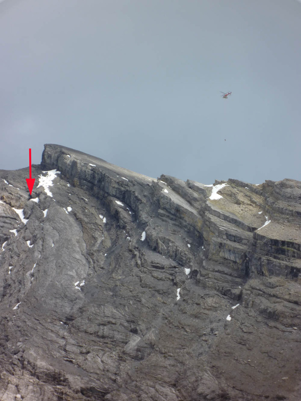 Un spécialiste de la sécurité des visiteurs est héliporté à l'emplacement des grimpeurs, qui est indiqué par la flèche rouge. 