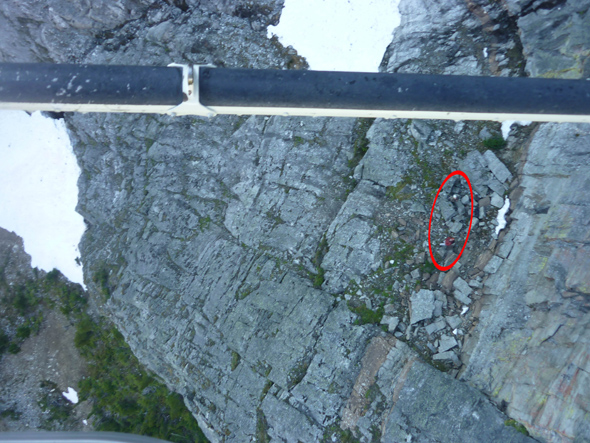 Voici les alpinistes tels qu’ils ont été aperçus du haut des airs pendant l’opération de repérage. 