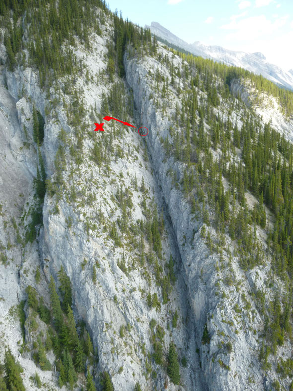 Les grimpeurs se trouvent à l'intérieur du cercle rouge. Les spécialistes de la Sécurité des visiteurs ont été héliportés à l'endroit indiqué par un X et ont assuré l'ascension des grimpeurs par voie terrestre le long de la flèche rouge.
