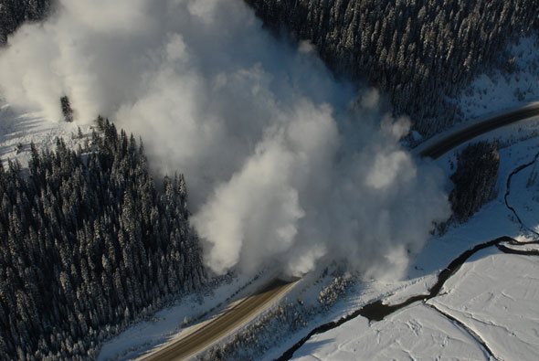 Le contrôle d'avalanche sur les routes fait partie du travail des spécialistes de sécurité en montagne. 