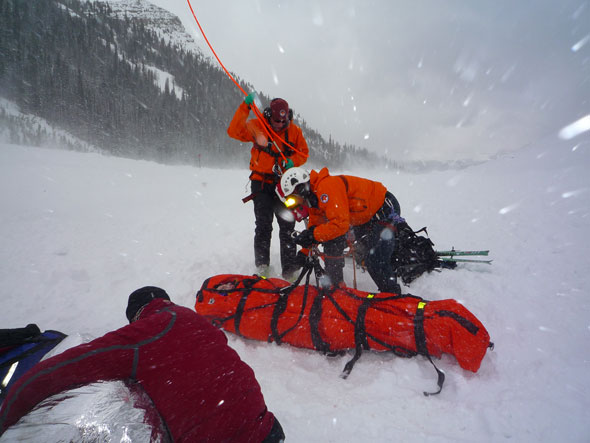Les spécialistes de sécurité en montagne préparent une victime pour un transport héliporté à l'hôpital. 