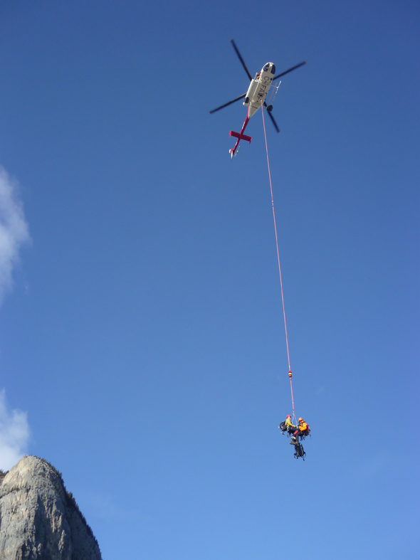 Un spécialiste de la sécurité des visiteurs mène le partenaire d’un grimpeur blessé à une zone de rassemblement. Cette photo a été prise lors d’une opération de sauvetage à la chute Cascade près de Banff.