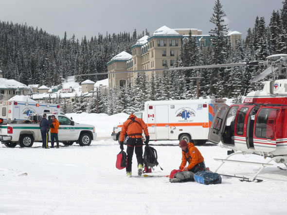 Les spécialistes de sécurité en montagne répondent à une urgence à Lake Louise, parc national Banff. Photo Parcs Canada.