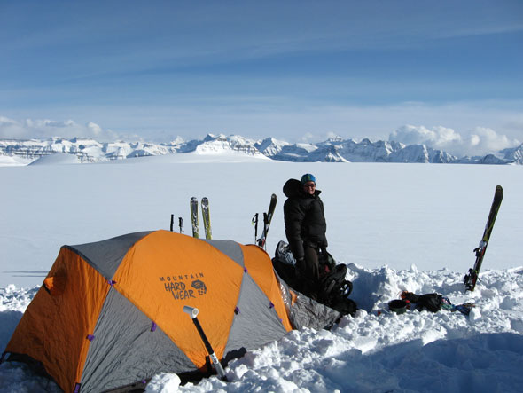 Camping d'hiver sur les champs de glace Columbia, parc national Jasper.