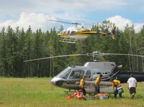 Chargement d`équipement de feu dans un hélicoptère