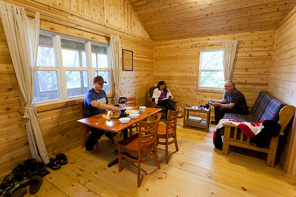 une famille bénéficie souper à l'intérieur d'une cabine
